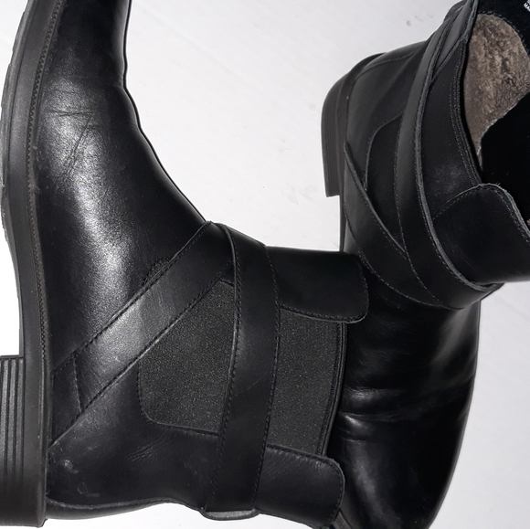 Umberto Raffini black leather buckle ankle boots. Size 6.5 - Picture 5 of 12